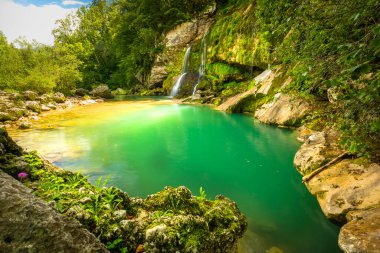 Virje Şelalesi, Bovec kasabası yakınlarında güzel bir şelale. Soca Vadisi, Triglav Ulusal Parkı, Julian Alps, Slovenya, Avrupa.