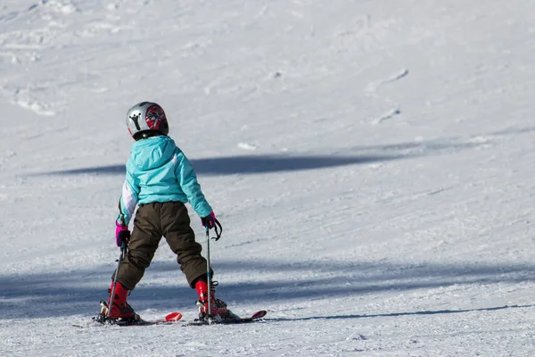 Mały Narciarz Temat Sportów Zimowych — Zdjęcie stockowe