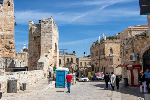 エルサレムの旧市街の城壁内にあるヤッファ門を歩いている人たち イスラエル — ストック写真