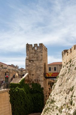 Kudüs, İsrail 'deki Davut Kulesi. Davut Kulesi, Kudüs 'teki Eski Şehir' in Jaffa Kapısı girişine yakın antik bir kaledir.