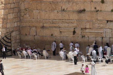 Kudüs, İsrail 'deki Ağlama Duvarı' nın yanında dua eden insanlar