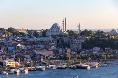 İstanbul 'un Haliç kenti Türkiye' de dramatik gün doğumu manzarası.