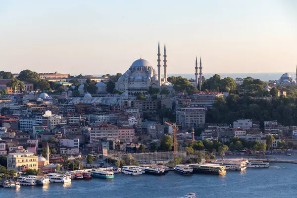 İstanbul 'un Haliç kenti Türkiye' de dramatik gün doğumu manzarası.