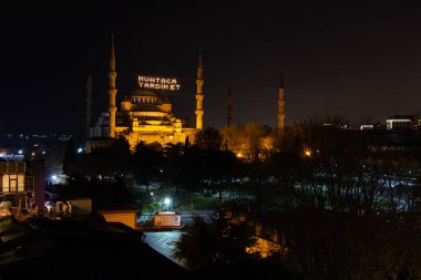 Sultan Ahmed Meydanı ve Mavi Cami İstanbul 'da gece vakti - Türkiye.