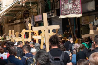 Kudüs 'teki hacılar geçit töreni için Kutsal Mezar' a gidiyorlar.