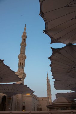 Medine 'deki Peygamber Camii. Kubbeler arasındaki minarelerin görüntüsü