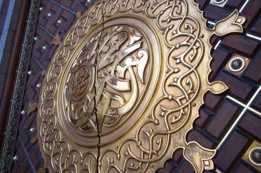 Muhammed Rasullah. Suudi Arabistan 'ın Medine kentindeki Nabawi caminin kapısında Hz. Muhammed' in adının yazılı olduğu Arapça yazı.