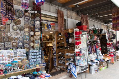 Kudüs - Filistin, İsrail: 22 Nisan 2022. Dini hatıralarla dolu bir tezgah. Eski şehirdeki hediyelik eşya dükkanında.