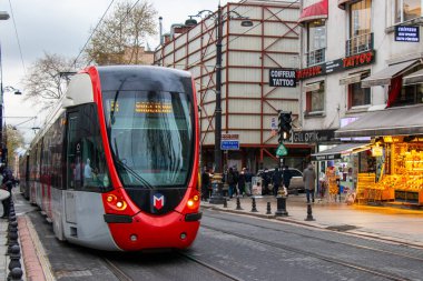 İstanbul - Türkiye: 19 Mart 2022. Sultanahmet istasyonunda modern bir tramvay