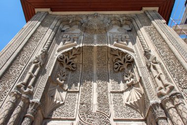 Ince Minaret Madrasa 'nın kapısı. Konya 'da 13. yüzyılda İslami sanat ve binalar - Türkiye.