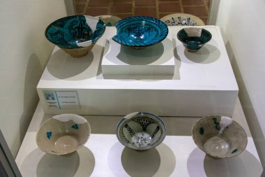 Konya, Türkiye. Karatay Madrasah Fayans Müzesi 'ndeki döşeme tabakları ve kaseler. Karatay Müzesi 'nde geleneksel Seljuk fayansları