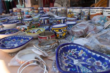 El yapımı seramik pazarı Hebron şehrinin caddesinde, İsrail
