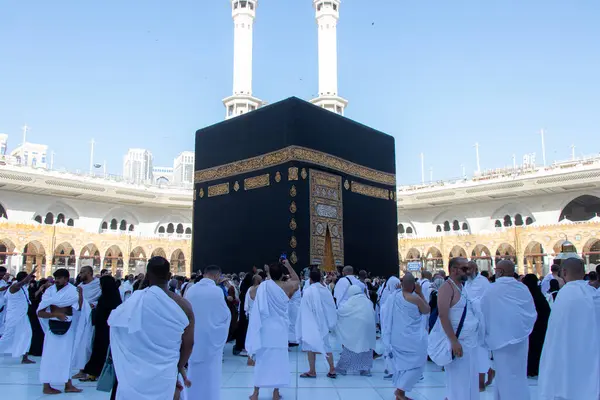 Mekke - Suudi Arabistan: 5 Ekim 2025. Mekke 'nin Kutsal Camii' ndeki Kabe 'deki Müslüman hacılar