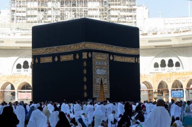 Mekke - Suudi Arabistan: 5 Ekim 2025. Mekke 'nin Kutsal Camii' ndeki Kabe 'deki Müslüman hacılar