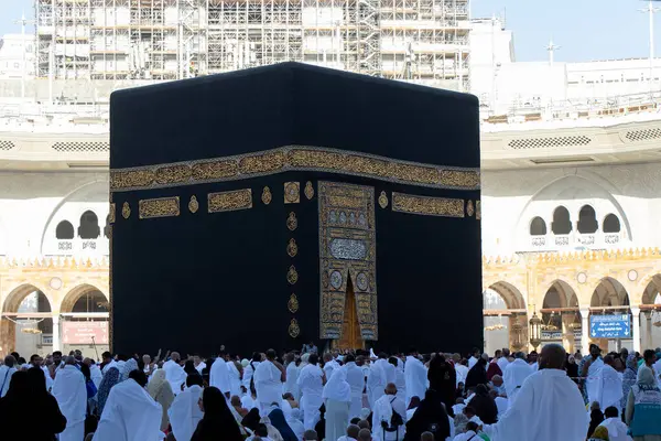 Mekke - Suudi Arabistan: 5 Ekim 2025. Mekke 'nin Kutsal Camii' ndeki Kabe 'deki Müslüman hacılar