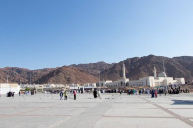Medine 'nin Suudi Arabistan' daki Uhud Dağı. Uhud Dağı 'ndaki Müslüman hacılar