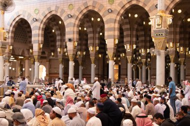 Müslümanlar Mescid-i Nabawi Peygamberleri Camisinde namaz kılmak için bekliyorlar