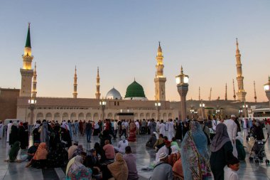 Medine - Suudi Arabistan: 1 Ekim 2024. Medine 'de günbatımı zamanı. Müslümanlar, Nabawi Mescidi 'nin avlusunda maghrib duasını bekliyorlar..