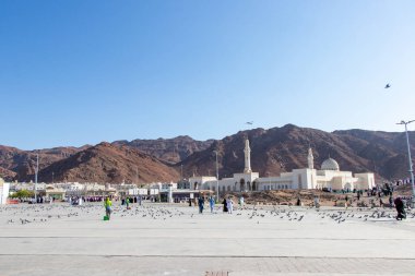 Jabal Uhud - Medine, Suudi Arabistan. 1 Ekim 2024. Uhud Dağı 'nı ziyaret eden hacılar