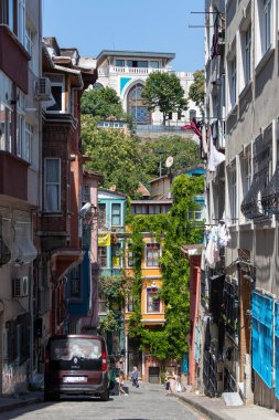 İstanbul, Türkiye - 7 Temmuz 2024. Balat bölgesinin renkli evleri.
