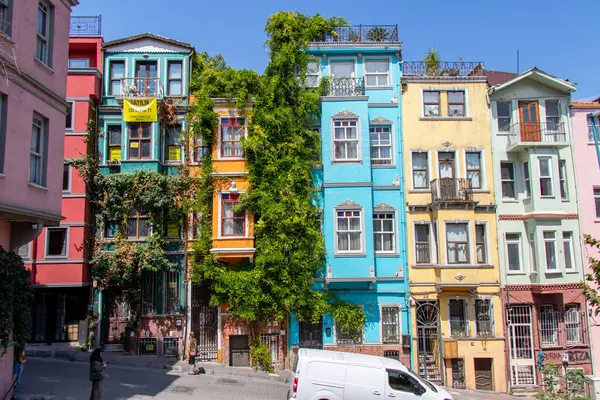 İstanbul, Türkiye - 7 Temmuz 2024. Balat bölgesinin renkli evleri.