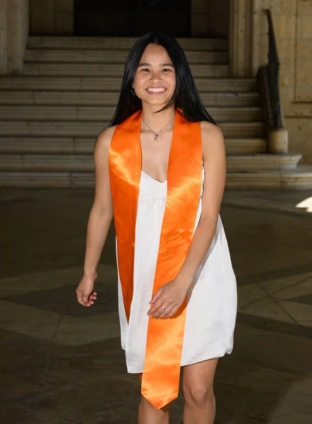Mladý Atraktivní Asijské Americký Dívka Čepice Šaty Připravuje Vysoká Škola — Stock fotografie