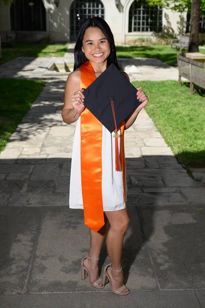 Kolej Mezuniyetine Hazırlanan Kep Cüppeli Çekici Asyalı Amerikalı Kız — Stok fotoğraf