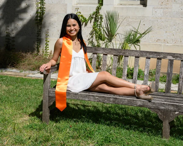 Молодая Привлекательная Американка Азиатского Происхождения Шапке Халате Готовится Окончанию Колледжа — стоковое фото