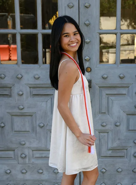 Fiatal Vonzó Ázsiai Amerikai Lány Sapkával Köntösben Készül Diplomaosztóra — Stock Fotó