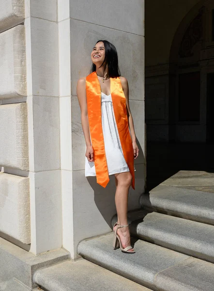 Молодая Привлекательная Американка Азиатского Происхождения Шапке Халате Готовится Окончанию Колледжа — стоковое фото