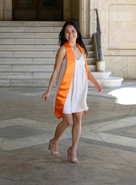 Молодая Привлекательная Азиатская Американка Фотографирует Рамках Подготовки Окончанию Колледжа — стоковое фото
