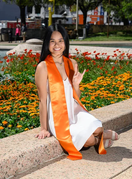 Молодая Привлекательная Азиатская Американка Фотографирует Рамках Подготовки Окончанию Колледжа — стоковое фото
