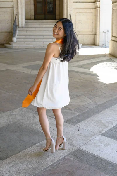 若いです魅力的なアジア系アメリカ人の女の子のために準備で写真を撮る大学卒業 ストック画像
