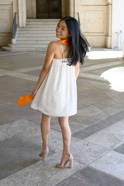 若いです魅力的なアジア系アメリカ人の女の子のために準備で写真を撮る大学卒業 ロイヤリティフリーのストック画像