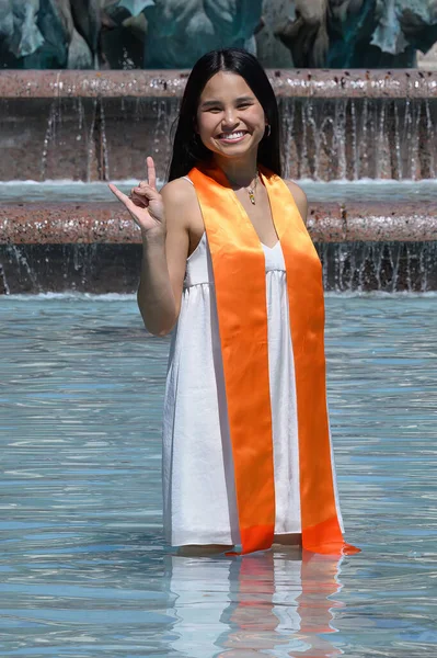 Junge Attraktive Asiatische Amerikanerin Fotografiert Vorbereitung Auf Den College Abschluss Stockbild