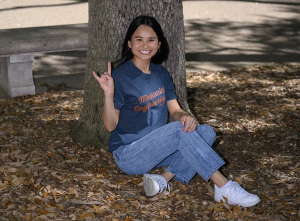 若いです魅力的なアジア系アメリカ人の女の子のために準備で写真を撮る大学卒業 ストック写真