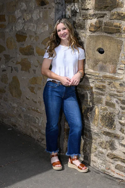 Junge Hübsche Teenager Mädchen Posieren Einem Historischen Rahmen Für Ihre lizenzfreie Stockbilder