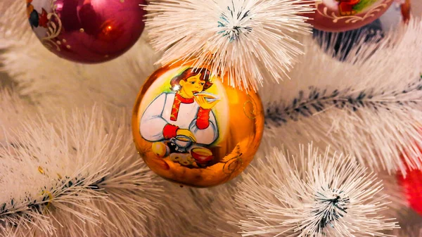 Une Balle Multicolore Nouvel Est Accrochée Sapin Noël Artificiel Blanc — Photo