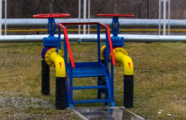 Pipes, taps and a valve for shutting off gas supply at a gas compressor station