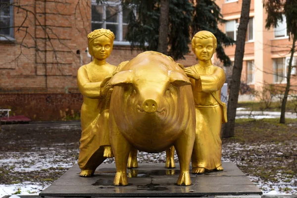 波塔瓦 Ukraine 2023年3月2日 一只猪的青铜雕塑和两个孩子的雕像在基座上 题词为 乌克兰人民的永恒护士 — 图库照片