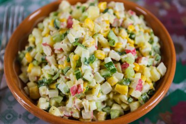 Yengeç köfteli yengeç salatası, patates, yumurta, mısır ve salatalık.