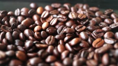 Kahve çekirdeği (Arabica) kahve makinesinin tepsisine kahve yapmadan önce düşer.
