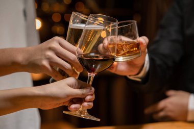  Barmen viski bardağını dolduruyor. Lokantadaki arkadaşça bir partide viskiyi kutluyor.