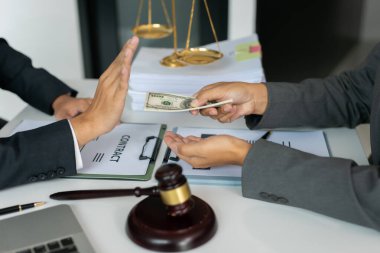 Avukat İşletme Avukatı ofiste hukuki meseleler üzerinde çalışıyor..