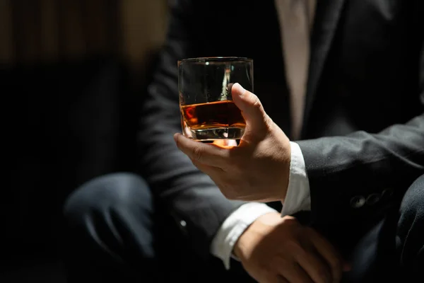 Barman Versando Whisky Bicchiere Whisky Bella Notte — Foto Stock