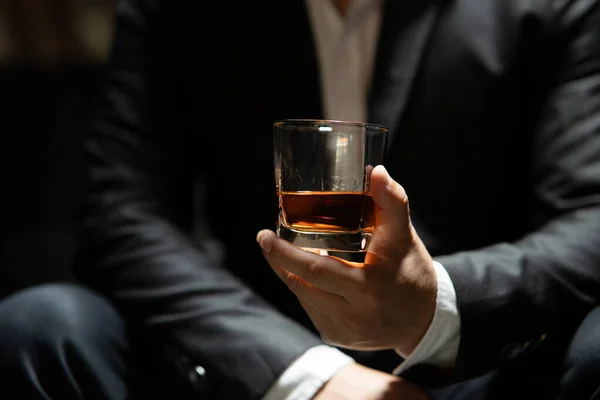 Barman Pouring Whiskey Whiskey Glass Beautiful Night — Stock Photo, Image