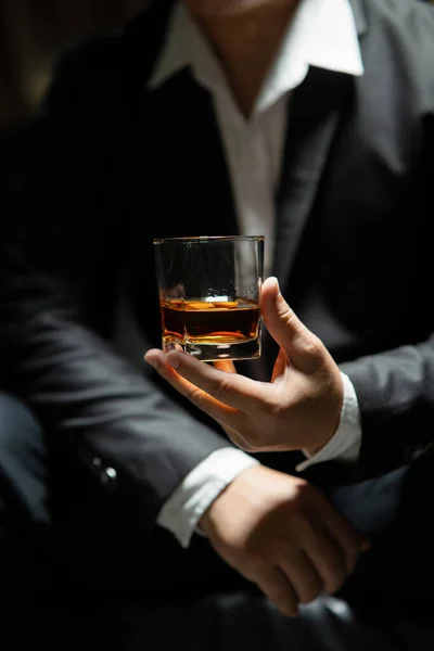 Barman Nalewa Whisky Whiskey Szklanka Piękna Noc — Zdjęcie stockowe