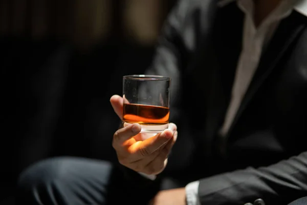 Empresario Sentado Sosteniendo Vaso Whisky Beber Whisky Almacén Licores —  Fotos de Stock