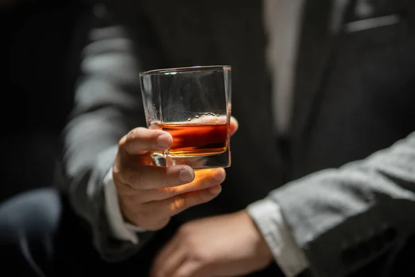 Geschäftsmann Sitzt Mit Einem Glas Whiskey Drink Whiskey Spirituosenlager — Stockfoto