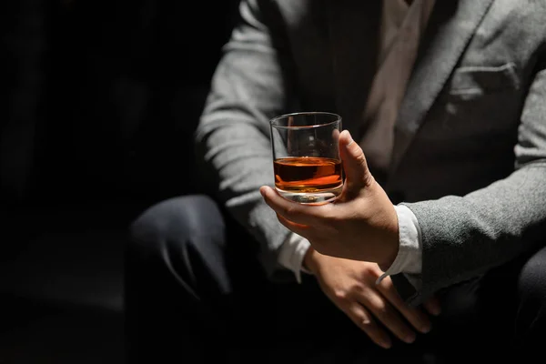 Empresario Sentado Sosteniendo Vaso Whisky Beber Whisky Almacén Licores —  Fotos de Stock